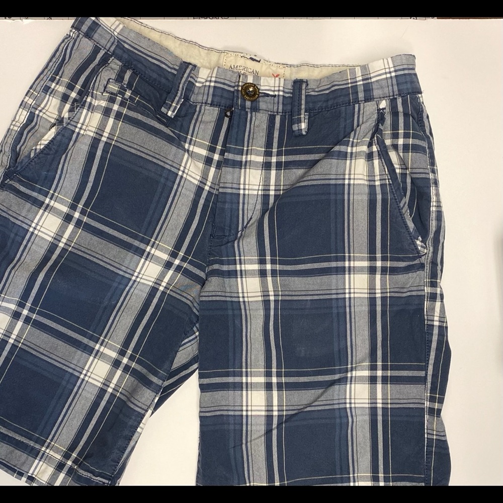 American Eagle men’s shorts plaid with back button pocket